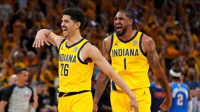 Ben Sheppard (26) und Obi Toppin (1) von den Indiana Pacers in Spiel 6 Game 6 der NBA Finals gegen die Oklahoma City Thunder