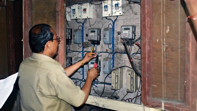 Bengaluru faces frequent power outages in light of periodical maintenance works and long impending projects. (Hindustan Times/For representation)