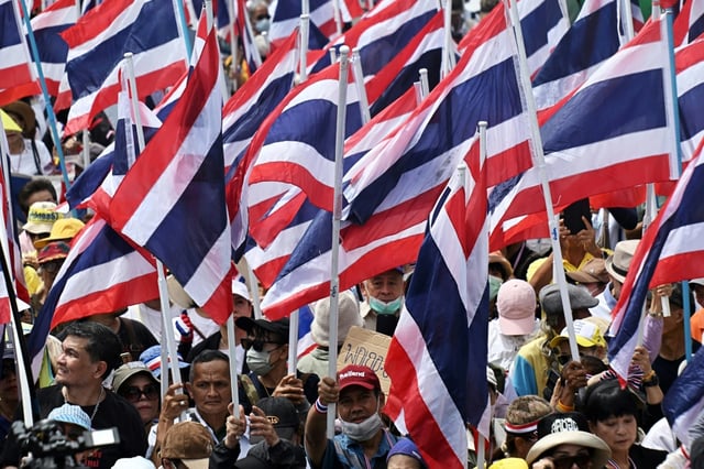 Des manifestants demandent la démission de la Première ministre thaïlandaise Paetongtarn Shinawatra, le 19 juin 2025 à Bangkok