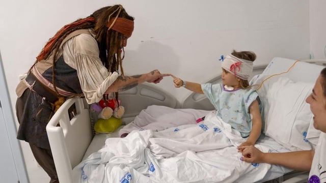 Johnny Depp dressed up as his Pirates of the Caribbean character Jack Sparrow and visited a children's hospital.