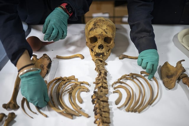 Zufallsfund in Peru: Bei der Verlegung von Rohren sind Bauarbeiter in der Hauptstadt Lima auf eine tausend Jahre alte Mumie gestoßen. Das Grab und die Artefakte gehören Archäologen zufolge zur Prä-Inka-Kultur der Chancay.