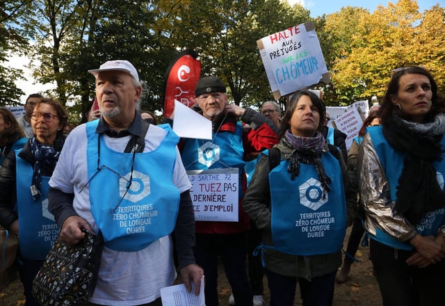 Manifestation devant l'Assemblée contre la baisse des moyens alloués à l'expérimentation des territoires zéro chômeur en octobre 2023. 