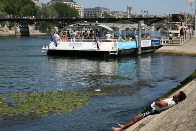 Un homme se rafraîchit sur une berge de la Seine, à Paris, alors qu’une vague de chaleur frappe la France, le 19 juin 2025.