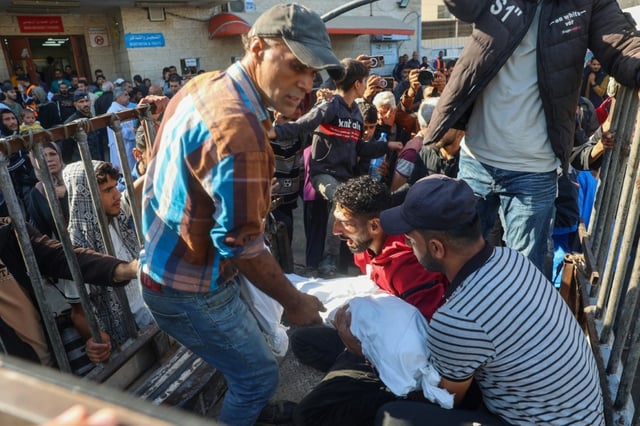 Des membres de la famille pleurent alors qu'ils portent les corps de leurs enfants tués dans un bombardement israélien sur le village d'al-Zawaydeh dans le centre de la bande de Gaza, le 29 octobre 2024
