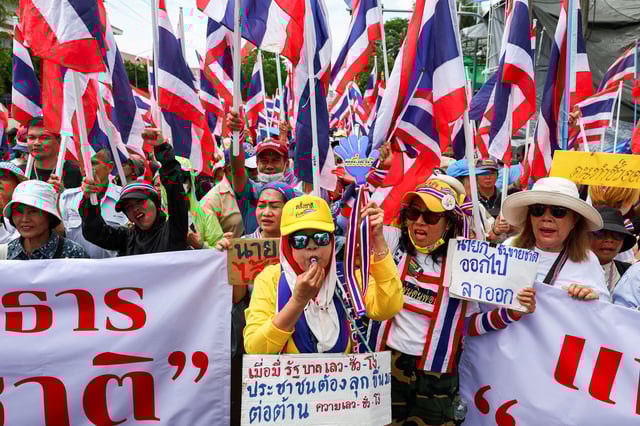Royalist activists take part in an anti-government protest, following a leak on Wednesday of a phone call between Thailand's Prime Minister Paetongtarn Shinawatra and Cambodia's Hun Sen, the influential former premier of Cambodia, amid a border dispute between the two countries, near the Government House, in Bangkok, Thailand, June 19, 2025. REUTERS/Chalinee Thirasupa     TPX IMAGES OF THE DAY