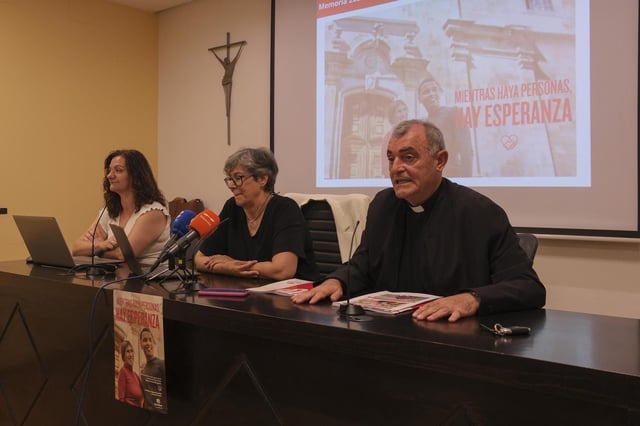 Teresa, María Tabarés y Ángel Feijóo  en la presentación de la memoria de 2024