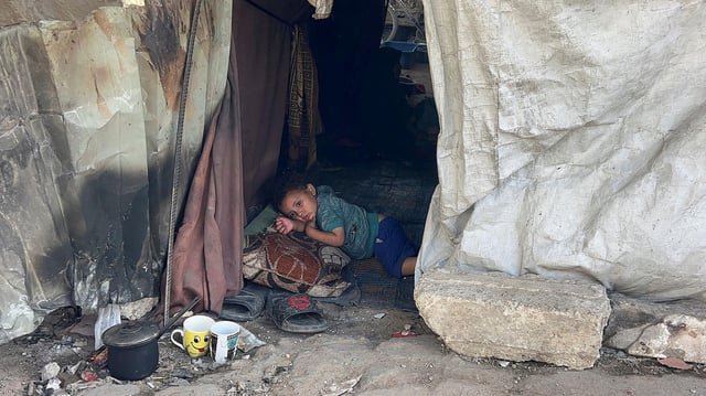 Ein palästinensisches Kind liegt in dem Zelt im Gazastreifen.