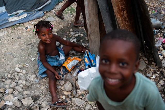 Des enfants jouent dans un camp de déplacés temporaire, à Port-au-Prince, en Haïti, le 23 mai 2025. Le pays se place dans le top 5 des États où le plus de violations sont commises contre les mineurs.