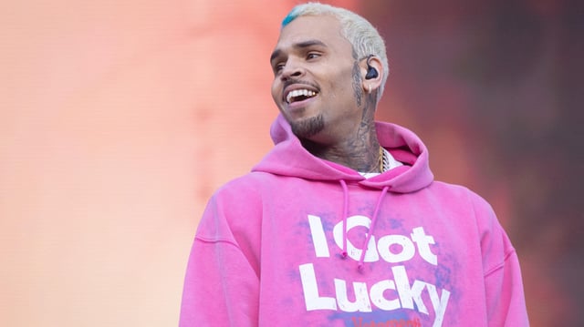 Chris Brown, photographié ici en 2022, est notamment accusé d’avoir frappé à plusieurs reprises avec une bouteille un producteur de musique.