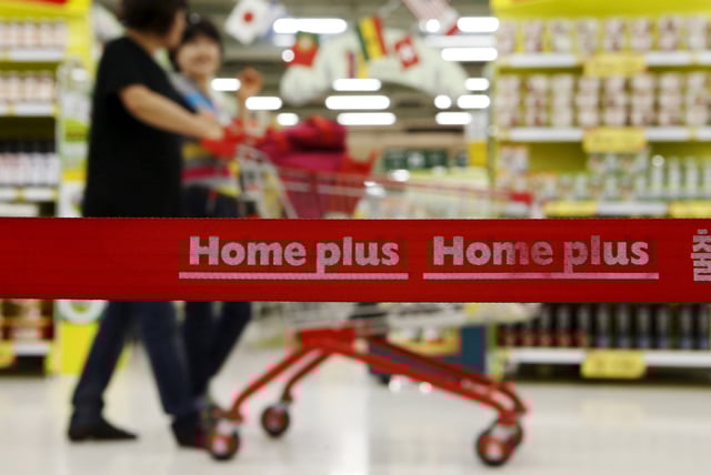 Women push their shopping carts at a Homeplus market in Seoul, South Korea, August 24, 2015.  Picture taken August 24, 2015. REUTERS/Kim Hong-Ji/File Photo