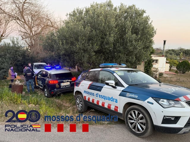 Imagen de la actuación de Mossos y Policía en esta finca, en la que se encontró el cuerpo