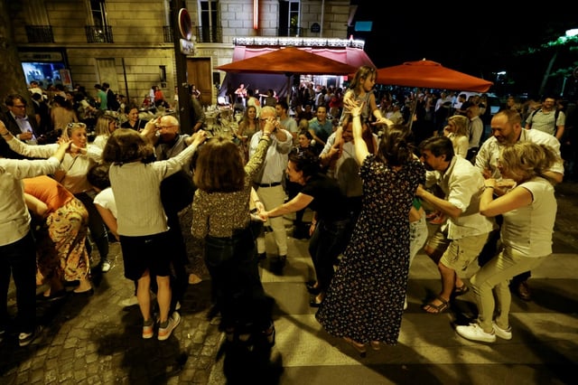 Des personnes dansent dans une rue de Paris pendant la fête de la musique, le 21 juin 2025