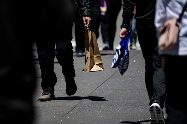 US retail sales fell for a second straight month in May, suggesting anxiety over tariffs and personal finances prompted consumers to pull back after an early-year spending rush.