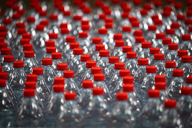 For water, both flat and sparkling, the amount of microplastic was relatively low in all cases