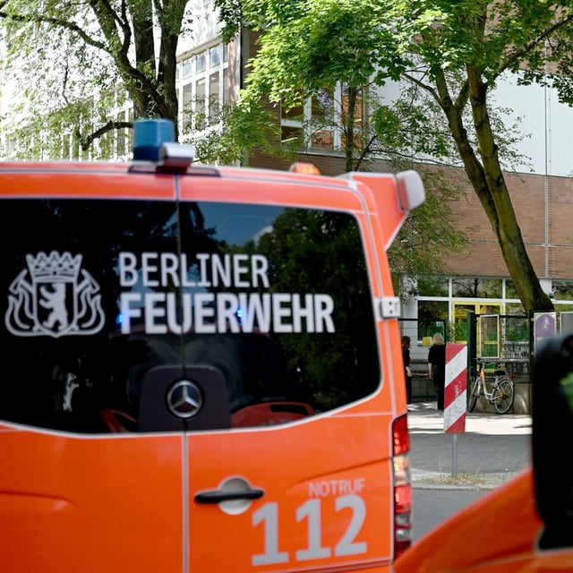 Einsatzwagen der Feuerwehr vor der Grundschule in Moabit