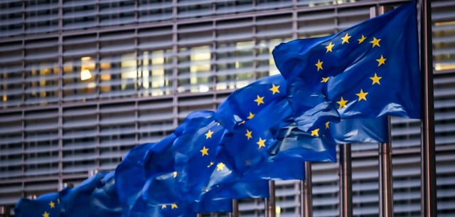 Europaflaggen wehen vor dem Sitz der EU-Kommission in Brüssel