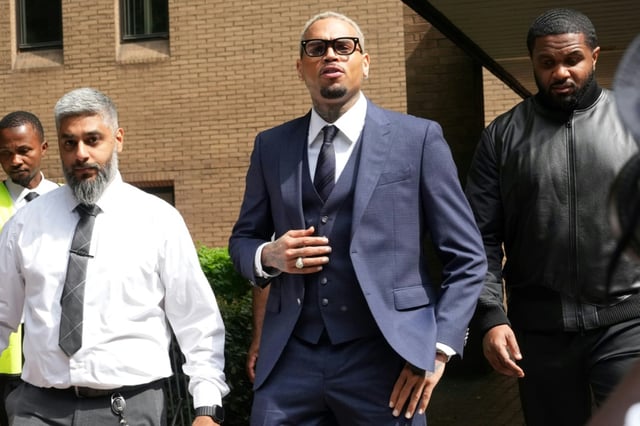 US-Sänger Chris Brown hat vor Gericht in London Prügel-Vorwürfe zurückgewiesen. Bei der Anhörung am Freitag plädierte der 36-Jährige in der britischen Hauptstadt auf unschuldig.