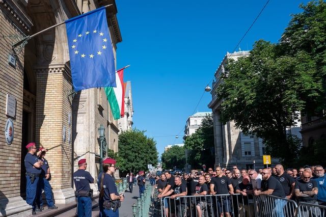 Polizei schirmt Rechtsextreme ab vor dem Gerichtsgebäude