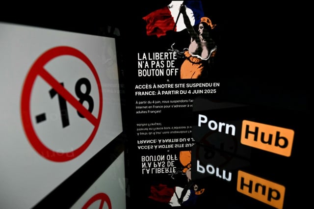 Un symbole d'interdiction aux moins de 18 ans, le logo Pornhub et la figure allégorique de la Liberté "Marianne" du tableau d'Eugène Delacroix "La Liberté guidant le peuple" sur la page d'accès au site bloquée en signe de protestation contre les exigences de vérification de l'âge des utilisateurs, le 4 juin 2025 à Toulouse