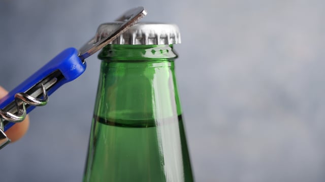 Selon l’Anses, les bouteilles en verre contiennent plus de microplastique que celles en plastique