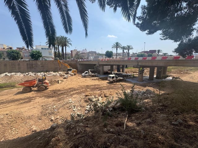 Obras en uno de los puentes afectados de Algemesí.