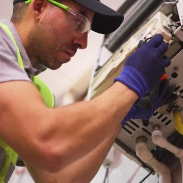 Der Jahresbericht 2024 der Verbraucherzentrale Rheinland-Pfalz hat enorme Kostenunterschiede bei Wärmepumpen aufgezeigt. Die Preise reichen von 20.000 bis 63.000 Euro. Auch bei der Stilllegung von Gasanschlüssen gibt es große Preisunterschiede. Varianten wie Deaktivierung, Stilllegung oder Rückbau kosten teils erheblich. Laut einer Umfrage variieren die Kosten je nach Netzbetreiber stark. Das Problem: Bislang gibt es keine Klarheit darüber, was die Unternehmen in Rechnung stellen dürfen. Das geht aus einem entsprechenden Gutachten der auf Energierecht spezialisierten Kanzlei "re|Rechtsanwälte" hervor, das der Bundesverband Wärmepumpe (BWP) beauftragt hatte. Miriam Vollmer, Fachanwältin für Verwaltungsrecht und Autorin des Gutachtens, nimmt den Gesetzgeber und das Wirtschaftsministerium in die Verantwortung. "Es braucht eine eindeutige Regelung, wie mit diesen Kosten umzugehen ist."