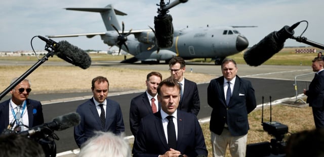 Le président français Emmanuel Macron (C) au salon aéronautique du Bourget le 20 juin 2025