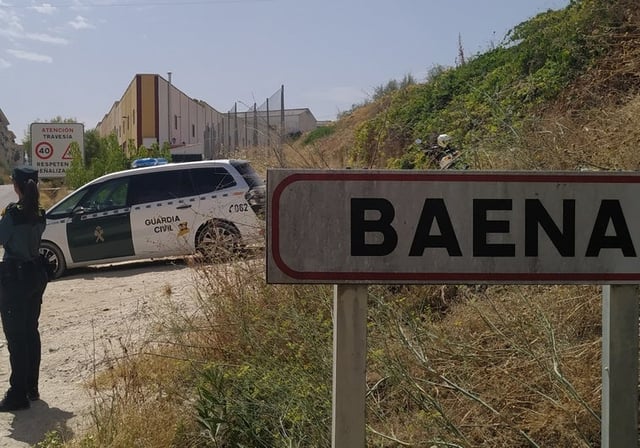 Patrulla de la Guardia Civil a la entrada de Baena