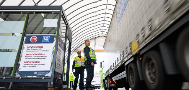 Bundespolizisten kontrollieren an der deutsch-tschechischen Grenze den Grenzverkehr