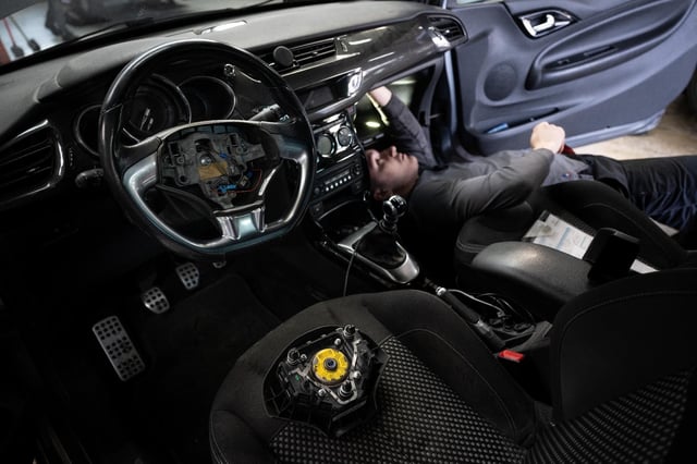 Retrait, par un professionnel, d’un airbag Takata, dans un garage de Mulhouse (Haut-Rhin), le 19 février dernier. Le parquet de Paris a annoncé vendredi 20 juin 2025 qu’une information judiciaire avait été ouverte.