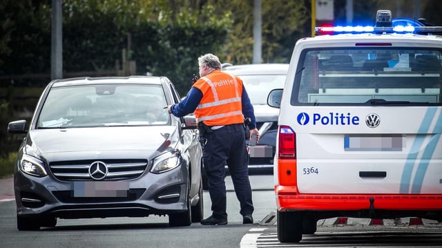  Die belgische Polizei führt an einem Grenzübergang eine Grenzkontrolle durch. 