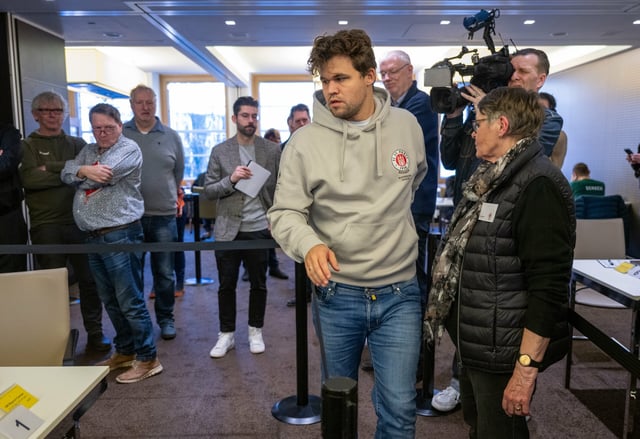 Magnus Carlsen wird auch in der kommenden Saison für den FC St. Pauli am Schachbrett sitzen.