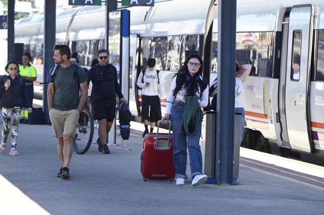 Viajeros en la estación de Vigo-Guixar antes de tomar un tren en una imagen de archivo