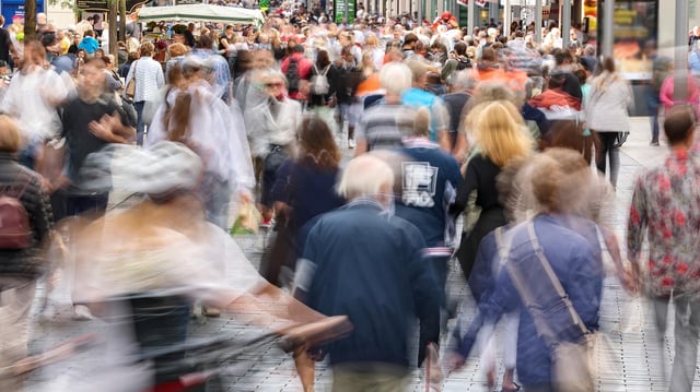 Dicht gedrängte Menschen in einer deutschen Innenstadt