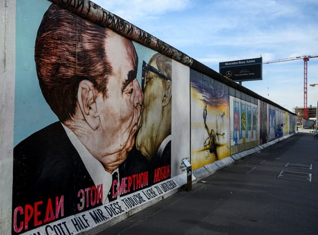 Aktivisten der früheren Gruppe Letzte Generation haben das bekannte Bruderkuss-Wandbild an der East Side Gallery in Berlin beschmiert. Sie überpinselten das Bild auf dem früheren Mauerstück mit einem roten Schriftzug mit Bezug zum Nahostkonflikt.