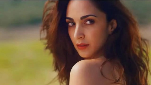 Kiara Advani Soaks In Love As Fans In Cinema Hall Go CRAZY Watching Her Entry In War 2 Teaser, See Reaction