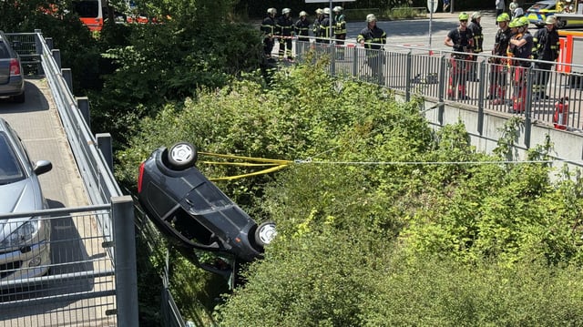 Der Wagen stürzte vom Krankenhausparkplatz in die Böschung – samt Fahrerin.