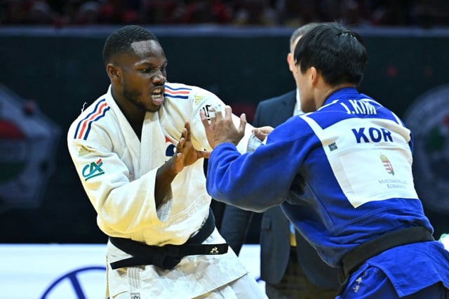 Maxime-Gaël Ngayap Hambou face au Coréen Jonghoon Kim chez les moins de 90 kg par équipes aux Championnats du monde de Judo à Budapest le 20 juin 2025