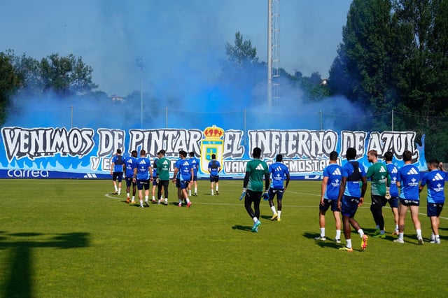 Los jugadores del Real Oviedo durante el entrenamiento de cara al partido de vuelta de la final del play-off de este sábado ante el Mirandés.