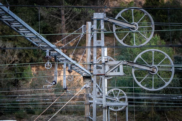 Poleas de contrapesos para tensar la catenaria en la infraestructura de la línea R1 de Rodalies.