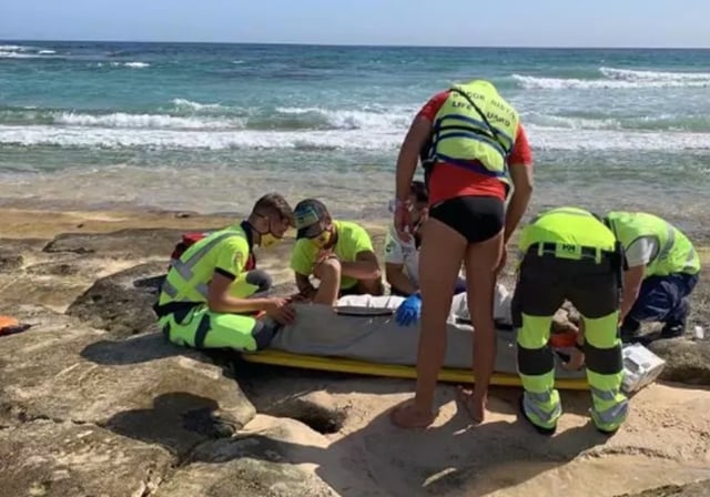 Atención a una persona accidentada en una playa de Fuerteventura en foto de archivo