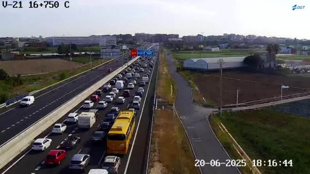 El fin de semana arranca con más de 30 kilómetros de retenciones en València