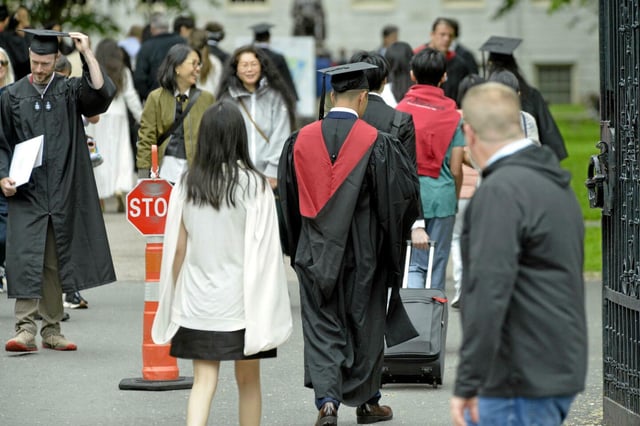 Des étudiants aux abords de l'université Harvard, le 29 mai dernier.
