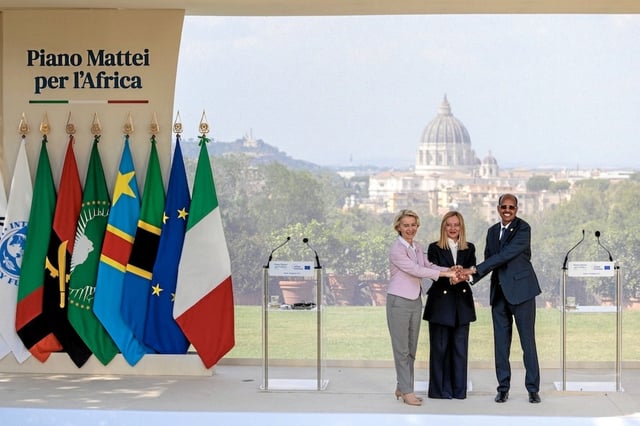La Première ministre italienne Giorgia Meloni, la présidente de la Commission européenne Ursula von der Leyen et le président de l’Union africaine Mahmoud Ali Youssouf lors de l’échange d’accords et de déclarations à la presse à l’issue du sommet sur le plan Mattei pour l’Afrique, à Rome, le 20 juin 2025.
