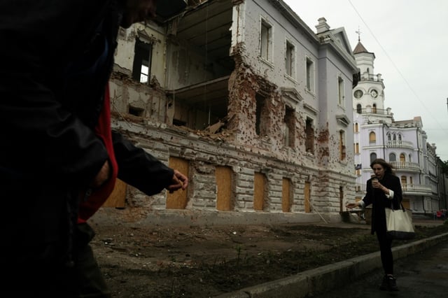 Pedestrians walk past a monument destroyed by Russian bombing in Sumy, north-eastern Ukraine, on June 12, 2025, amid the Russian invasion of Ukraine. Sumy was the starting point for a Ukrainian raid on the Russian region of Kursk, partly occupied by Kiev for eight months, before being repulsed in the spring by the Russians, supported by a North Korean contingent. Since then, Moscow has been advancing rapidly towards the regional capital, claiming to have captured several villages.