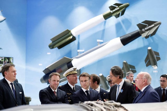 Emmanuel Macron sur le stand du groupe Safran (aéronautique et aérospatiale), le 20 juin au salon du Bourget.