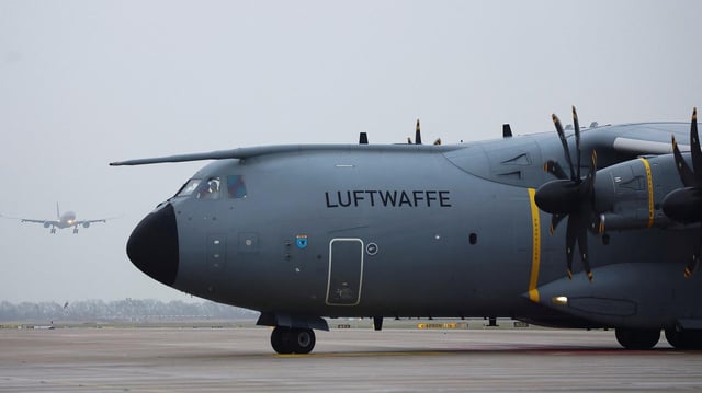 Ein Flugzeug der Luftwaffe ist in Wunstorf zu sehen.