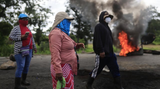 Vermummte Menschen bei einem Protest in Bocas del Toro in Panama.