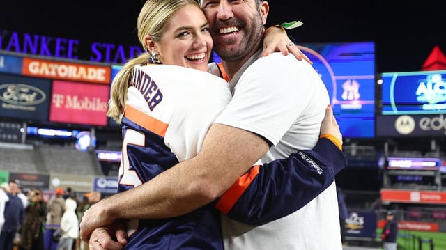 NEW YORK, NEW YORK - OCTOBER 23: Justin Verlander #35 of the Houston Astros celebrates with his wife Kate Upton following  defeating the New York Yankees in game four of the American League Championship Series to advance to the world series at Yankee Stadium on October 23, 2022 in the Bronx borough of New York City. (Photo by Elsa/Getty Images)