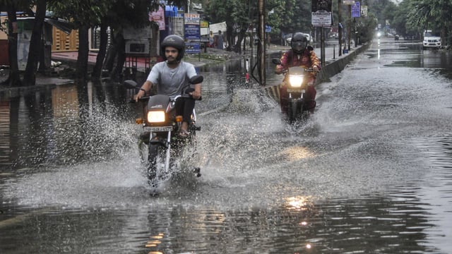 In Delhi the weather today will be generally cloudy sky. Very light to light rain/thunderstorm/lightning with gusty winds 